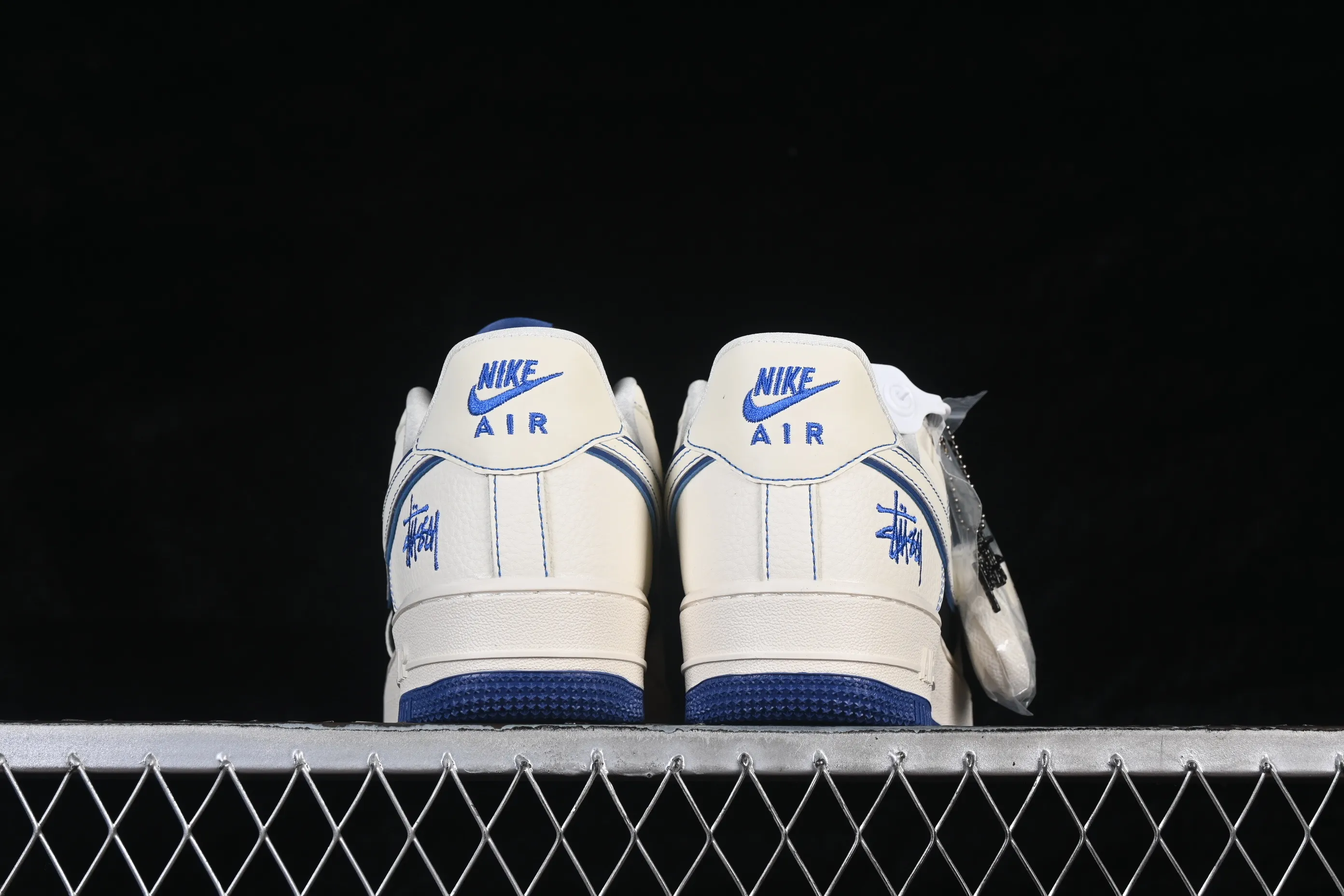 All categories Nk Air Force 1 Air Force series Nk Air Force 1 Low Air Force low-top Nike Air Force 1'07 Low White and black contrasting sapphire blue Air Force 1 low-top casual sneakers DN1688-811
